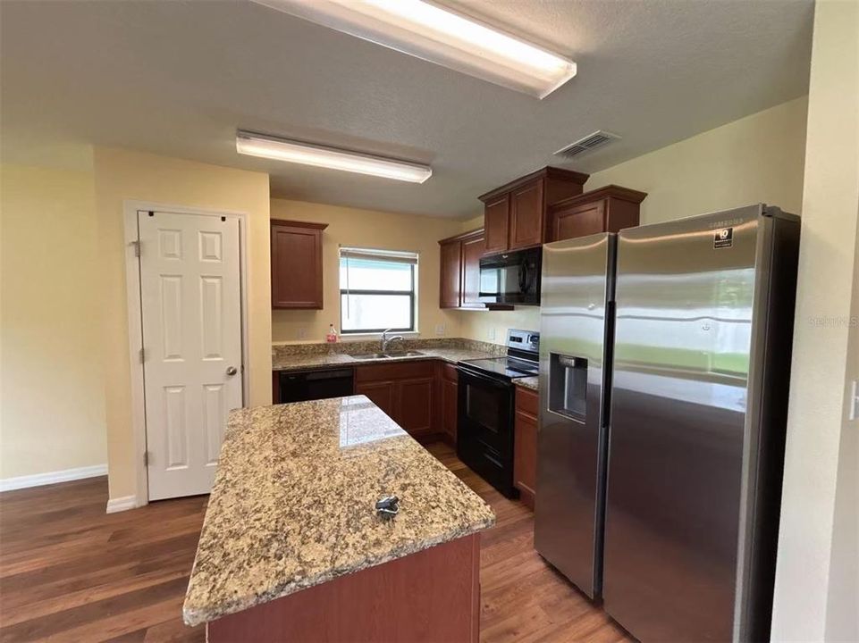 For Rent: $1,800 (3 beds, 2 baths, 1384 Square Feet)