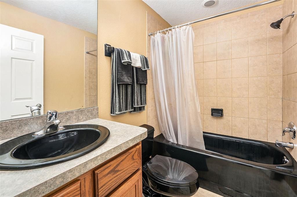 En Venta: $409,000 (3 camas, 3 baños, 2394 Pies cuadrados)