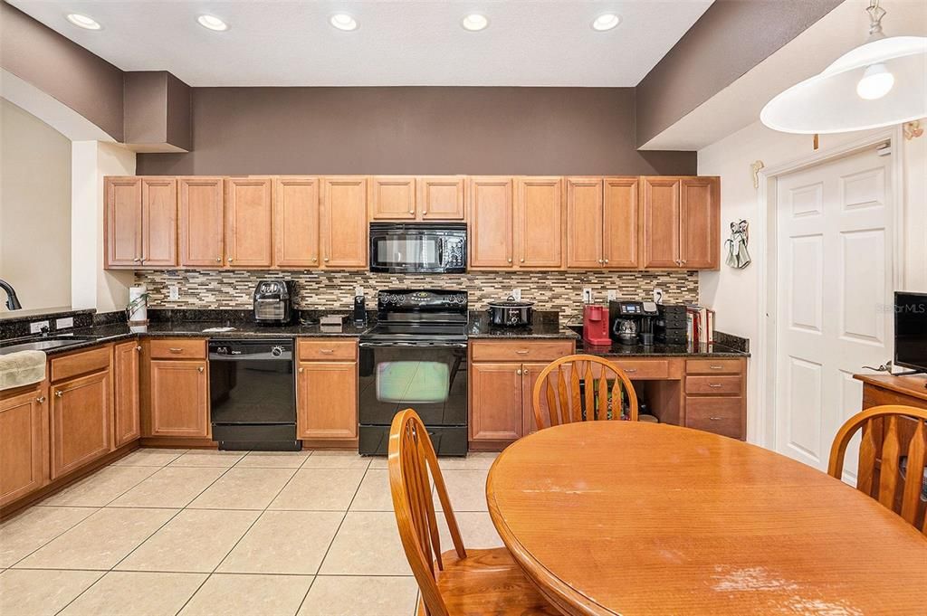 En Venta: $409,000 (3 camas, 3 baños, 2394 Pies cuadrados)