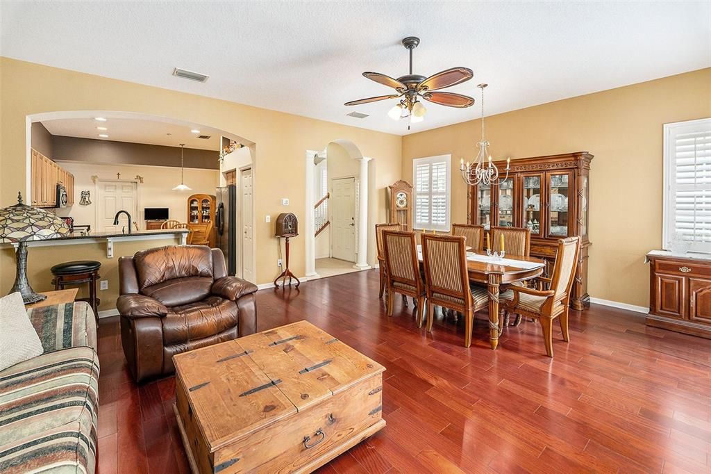 En Venta: $409,000 (3 camas, 3 baños, 2394 Pies cuadrados)