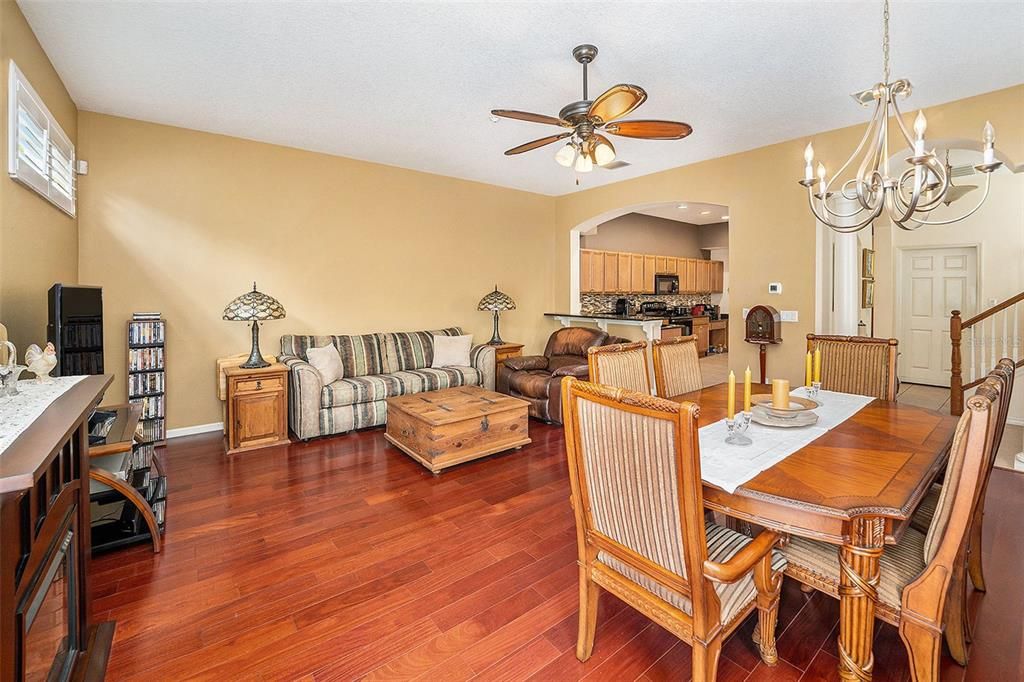 En Venta: $409,000 (3 camas, 3 baños, 2394 Pies cuadrados)