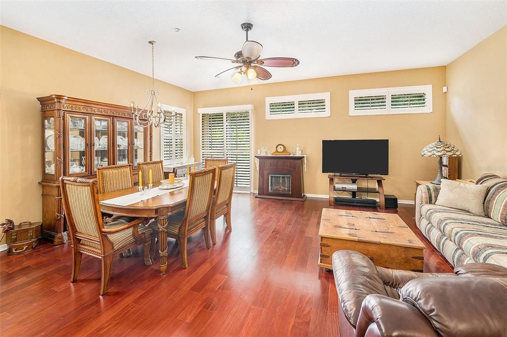 En Venta: $409,000 (3 camas, 3 baños, 2394 Pies cuadrados)