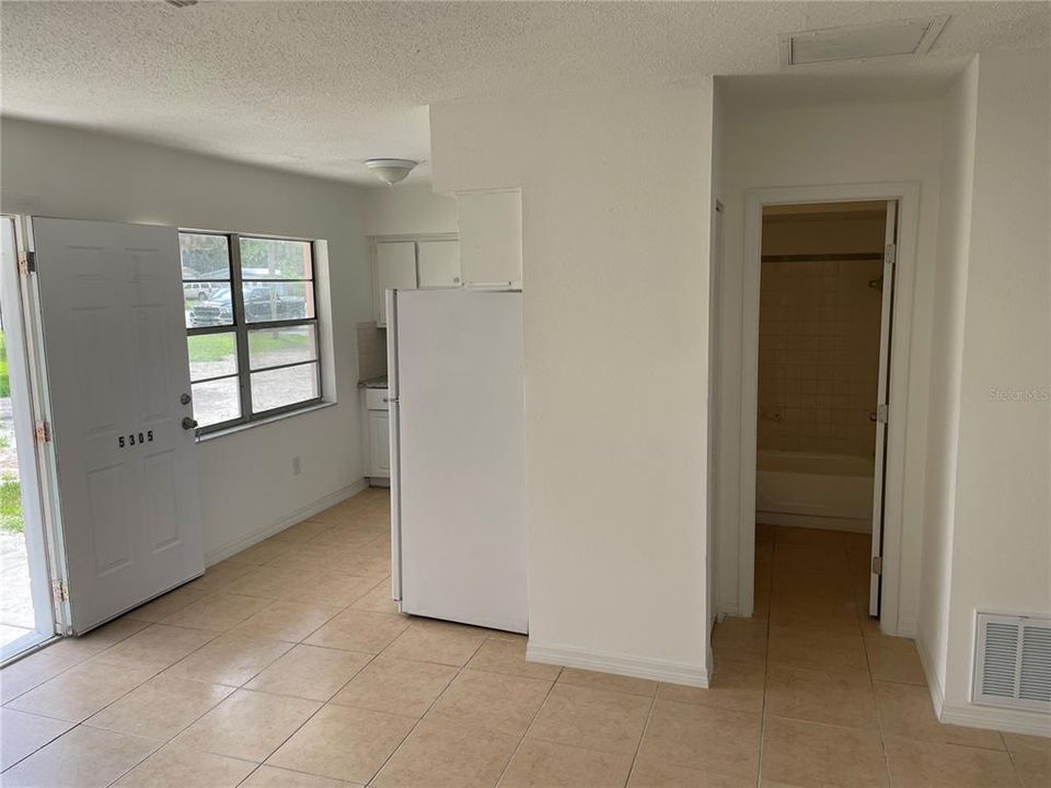 For Rent: $1,100 (2 beds, 1 baths, 700 Square Feet)