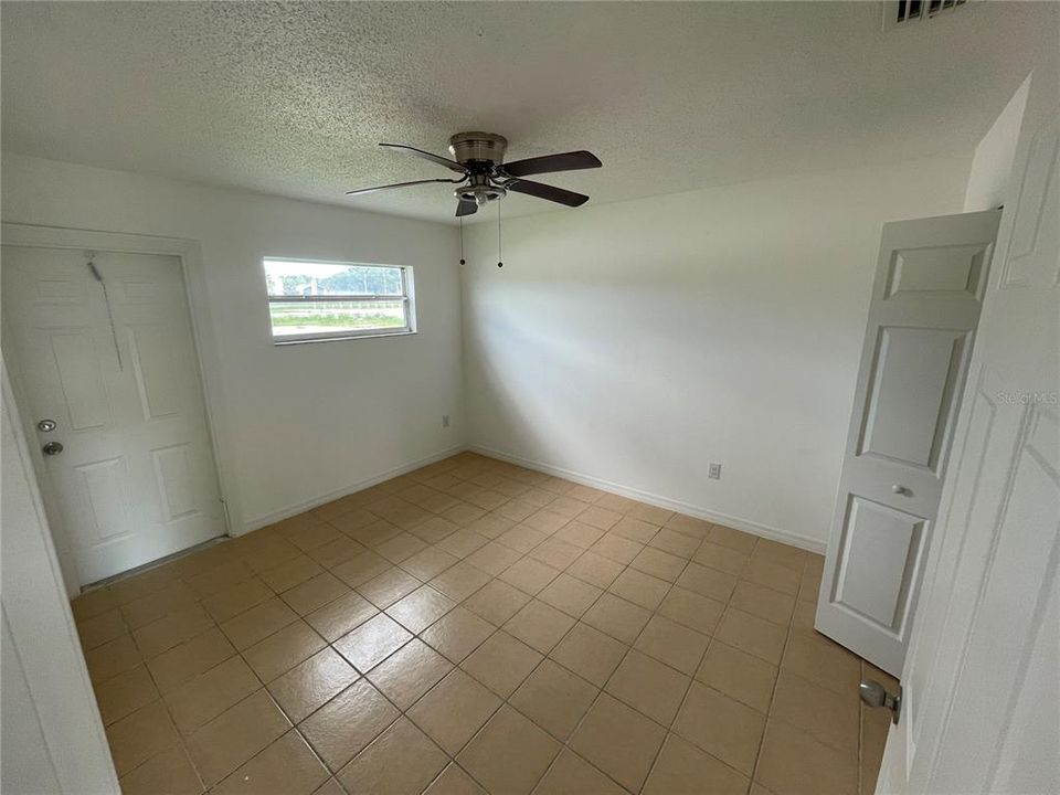 For Rent: $1,100 (2 beds, 1 baths, 700 Square Feet)