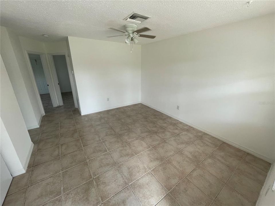 For Rent: $1,100 (2 beds, 1 baths, 700 Square Feet)