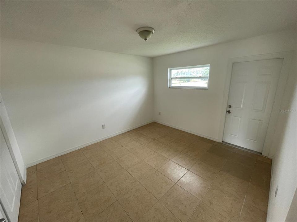 For Rent: $1,100 (2 beds, 1 baths, 700 Square Feet)