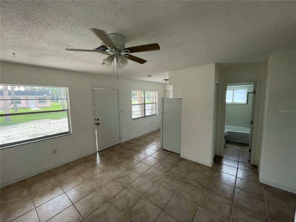 For Rent: $1,100 (2 beds, 1 baths, 700 Square Feet)