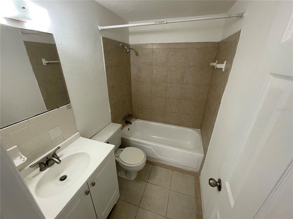 For Rent: $1,100 (2 beds, 1 baths, 700 Square Feet)