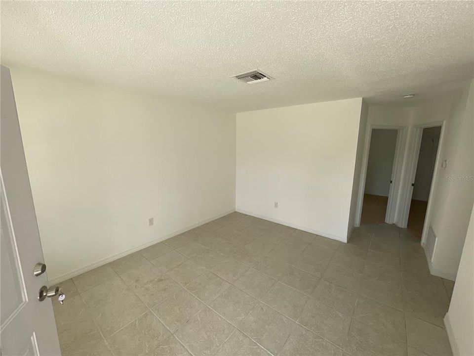 For Rent: $1,100 (2 beds, 1 baths, 700 Square Feet)