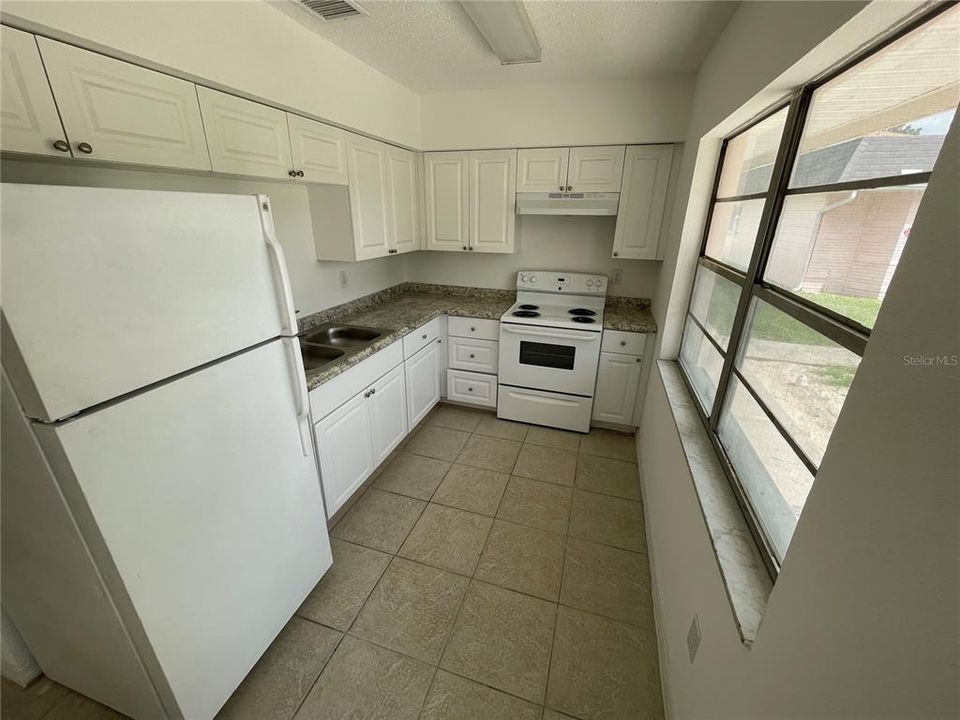 For Rent: $1,100 (2 beds, 1 baths, 700 Square Feet)