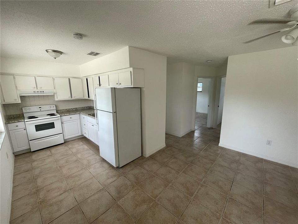 For Rent: $1,100 (2 beds, 1 baths, 700 Square Feet)
