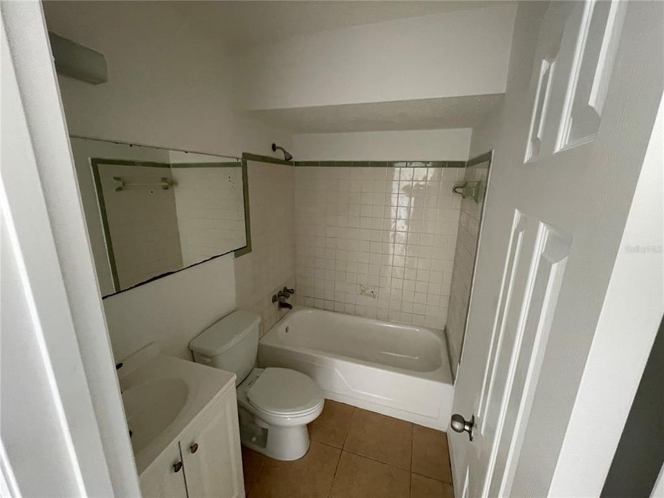 For Rent: $1,100 (2 beds, 1 baths, 700 Square Feet)