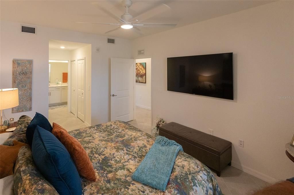 Active With Contract: $278,700 (2 beds, 2 baths, 1366 Square Feet)