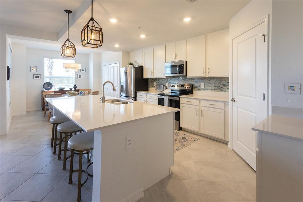 Active With Contract: $278,700 (2 beds, 2 baths, 1366 Square Feet)