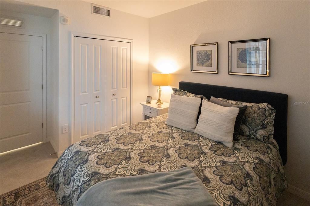 Active With Contract: $278,700 (2 beds, 2 baths, 1366 Square Feet)