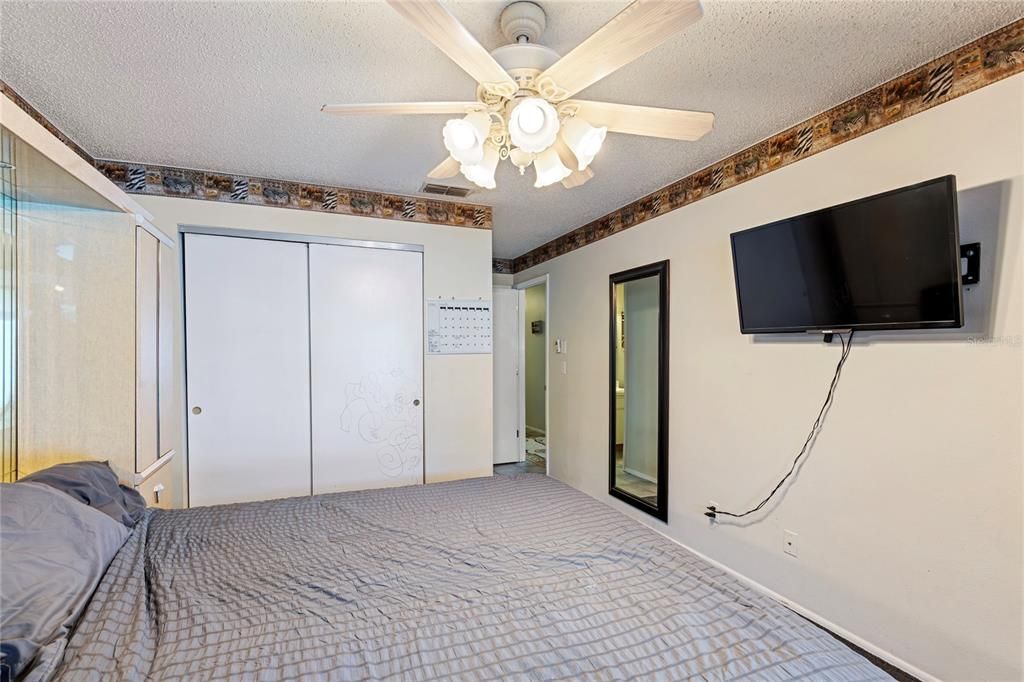 Active With Contract: $249,999 (2 beds, 2 baths, 1143 Square Feet)