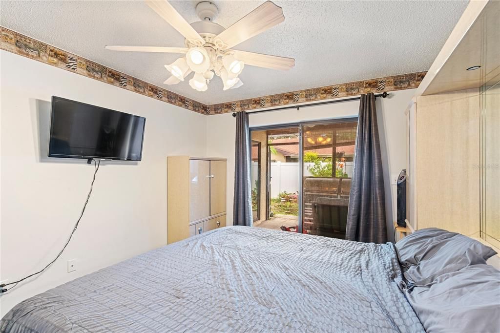 Active With Contract: $249,999 (2 beds, 2 baths, 1143 Square Feet)