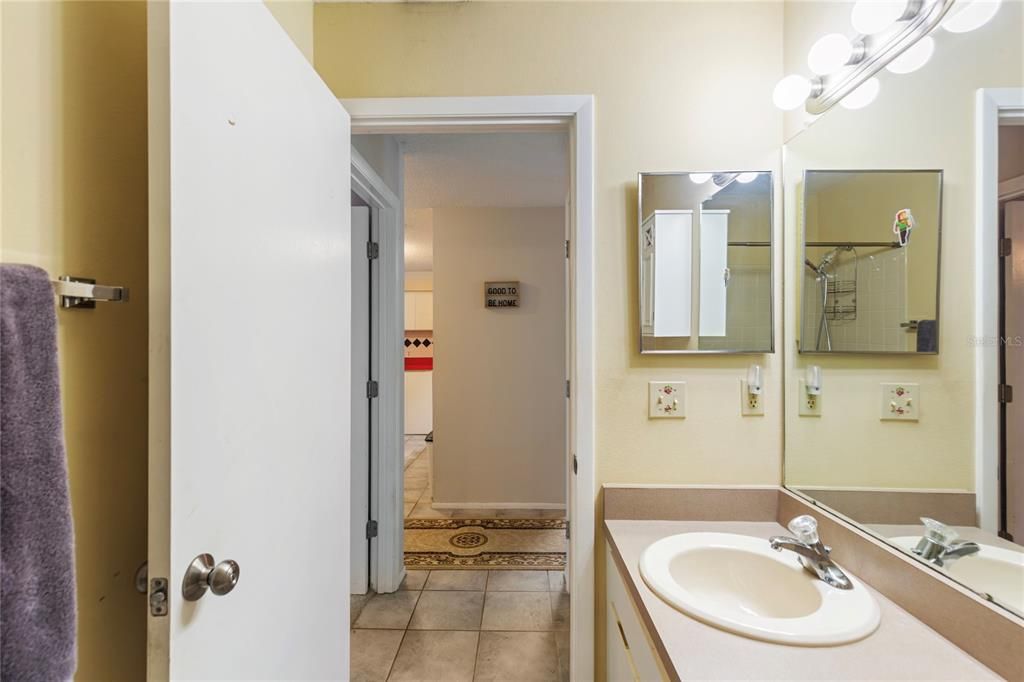 Active With Contract: $249,999 (2 beds, 2 baths, 1143 Square Feet)