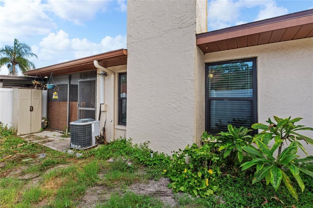 Active With Contract: $249,999 (2 beds, 2 baths, 1143 Square Feet)