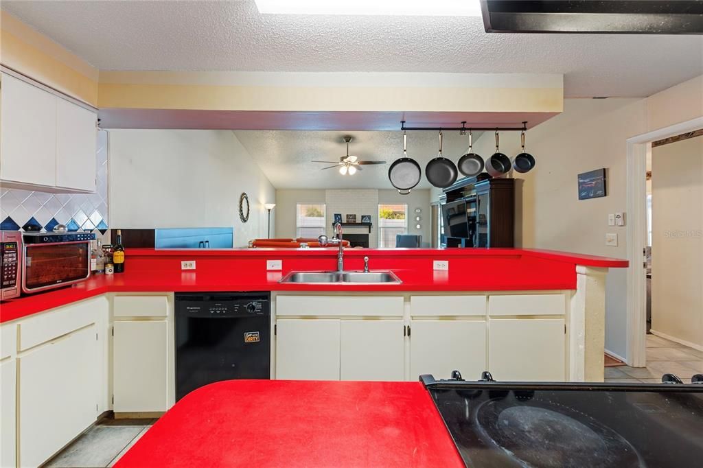 Active With Contract: $249,999 (2 beds, 2 baths, 1143 Square Feet)