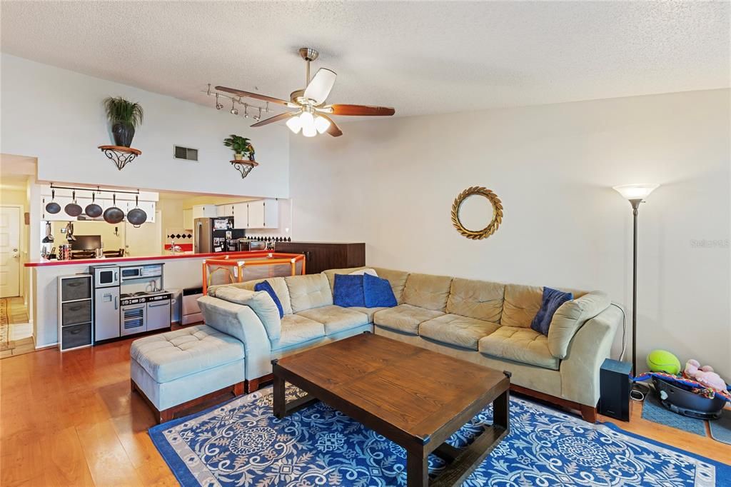 Active With Contract: $249,999 (2 beds, 2 baths, 1143 Square Feet)