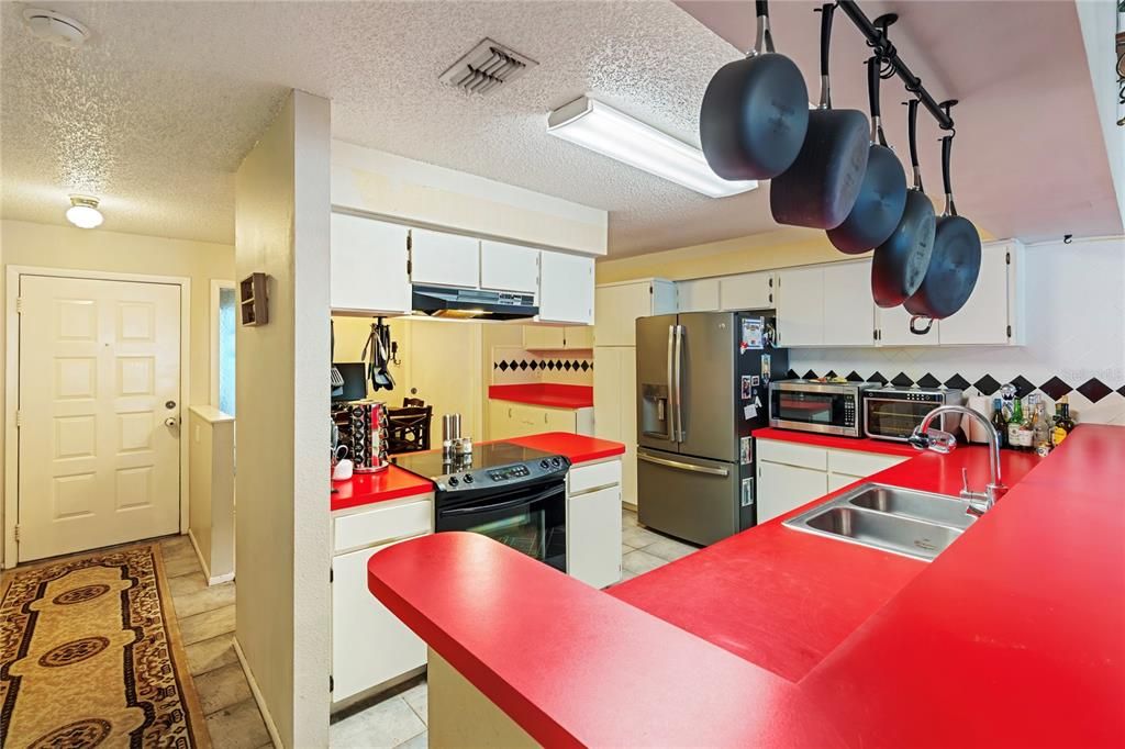 Active With Contract: $249,999 (2 beds, 2 baths, 1143 Square Feet)