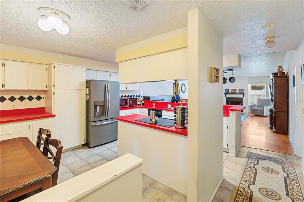 Active With Contract: $249,999 (2 beds, 2 baths, 1143 Square Feet)