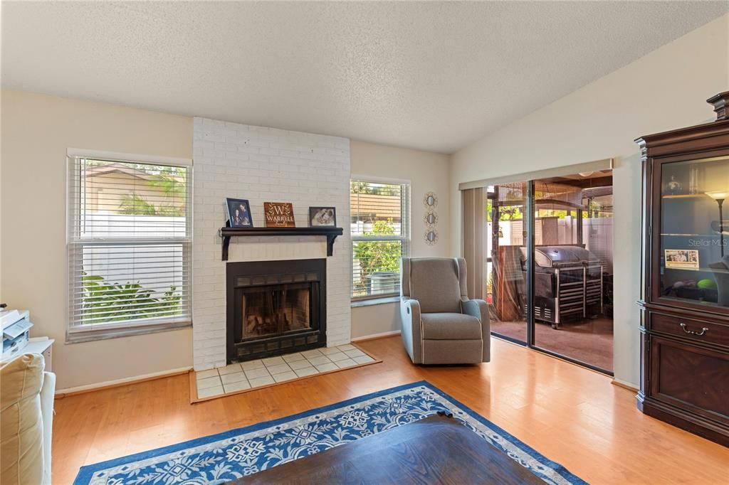 Active With Contract: $249,999 (2 beds, 2 baths, 1143 Square Feet)