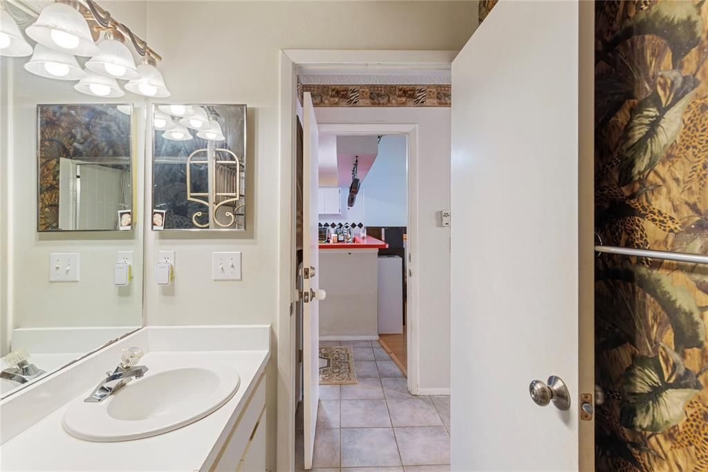 Active With Contract: $249,999 (2 beds, 2 baths, 1143 Square Feet)