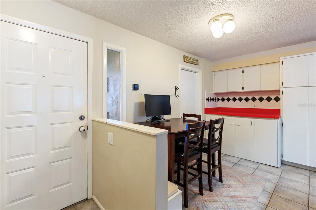 Active With Contract: $249,999 (2 beds, 2 baths, 1143 Square Feet)