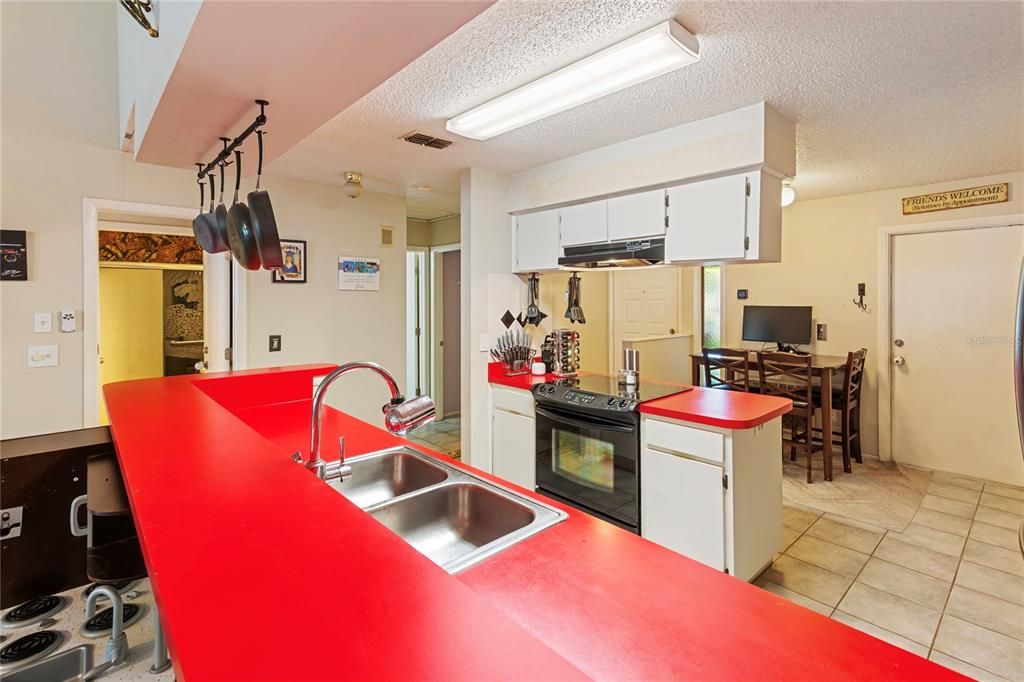 Active With Contract: $249,999 (2 beds, 2 baths, 1143 Square Feet)