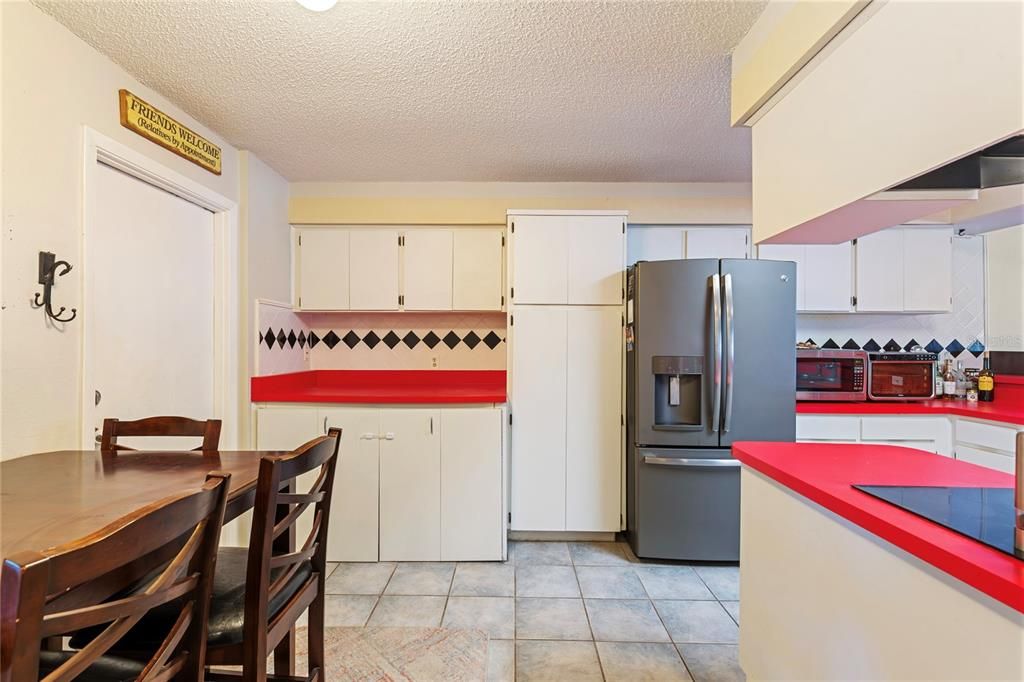 Active With Contract: $249,999 (2 beds, 2 baths, 1143 Square Feet)