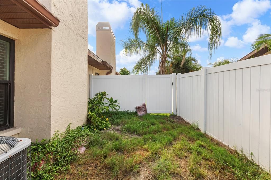 Active With Contract: $249,999 (2 beds, 2 baths, 1143 Square Feet)