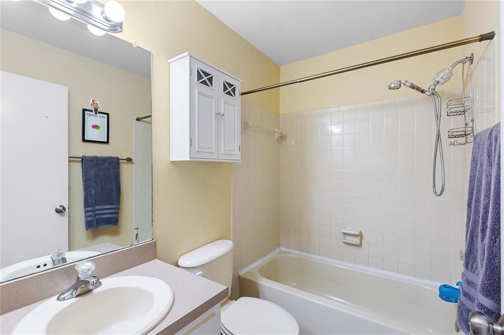 Active With Contract: $249,999 (2 beds, 2 baths, 1143 Square Feet)