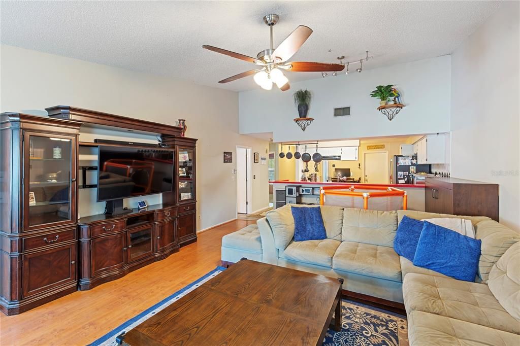 Active With Contract: $249,999 (2 beds, 2 baths, 1143 Square Feet)