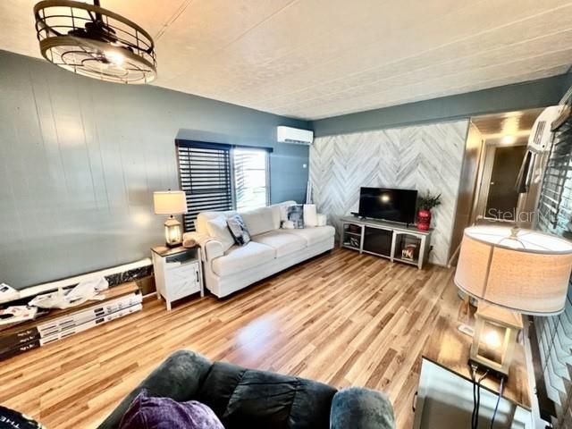 待售: $93,500 (2 贝兹, 1 浴室, 672 平方英尺)