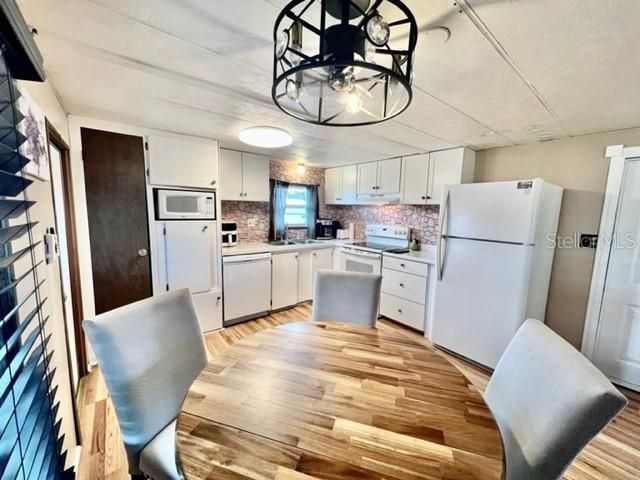 待售: $93,500 (2 贝兹, 1 浴室, 672 平方英尺)