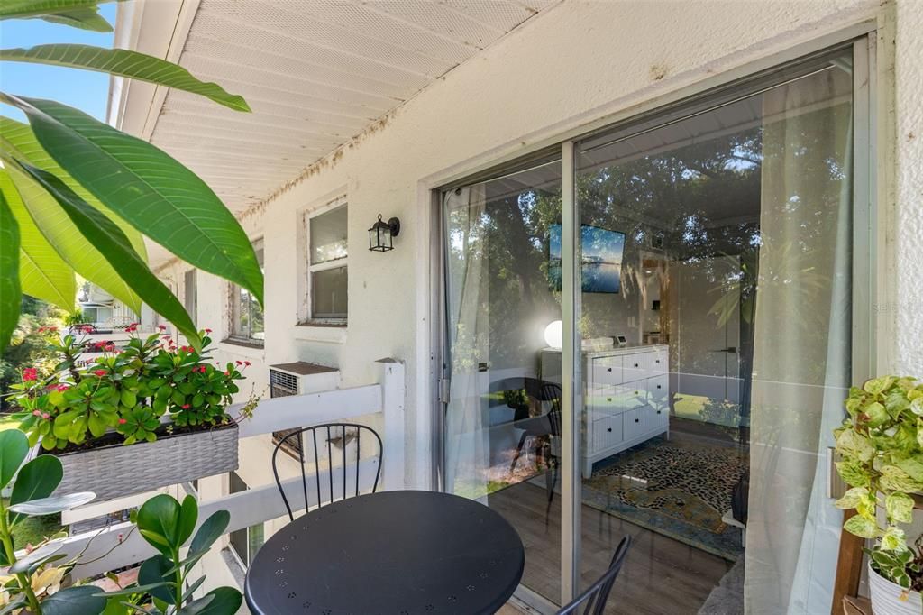 For Sale: $375,000 (2 beds, 2 baths, 952 Square Feet)