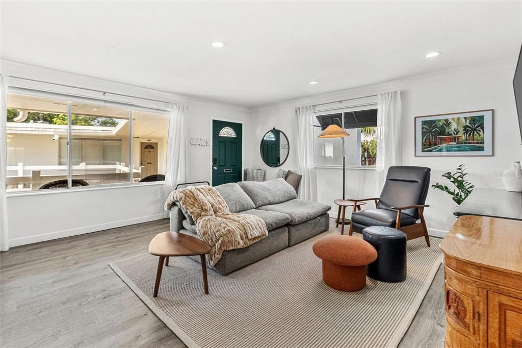 For Sale: $375,000 (2 beds, 2 baths, 952 Square Feet)