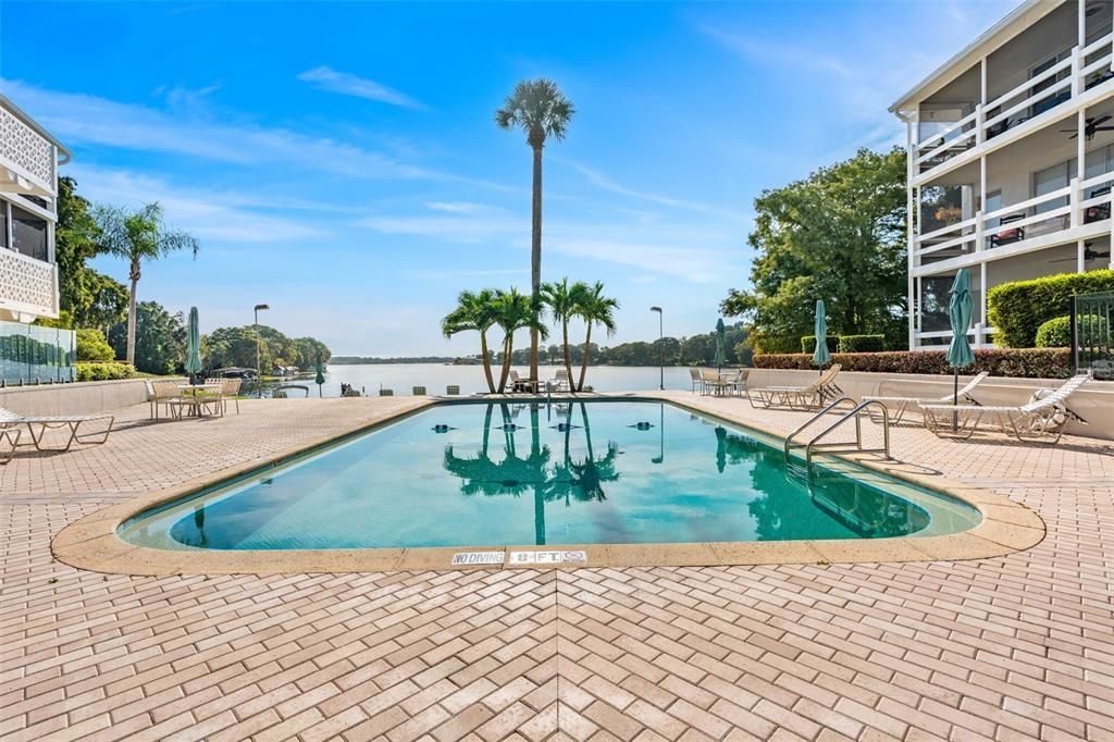 For Sale: $375,000 (2 beds, 2 baths, 952 Square Feet)