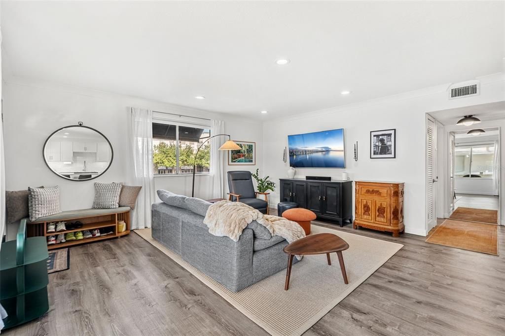 For Sale: $375,000 (2 beds, 2 baths, 952 Square Feet)