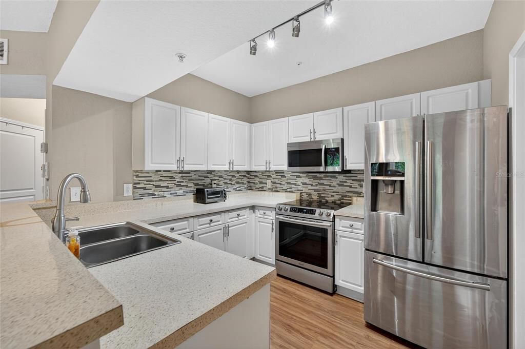 Active With Contract: $199,900 (2 beds, 2 baths, 1117 Square Feet)