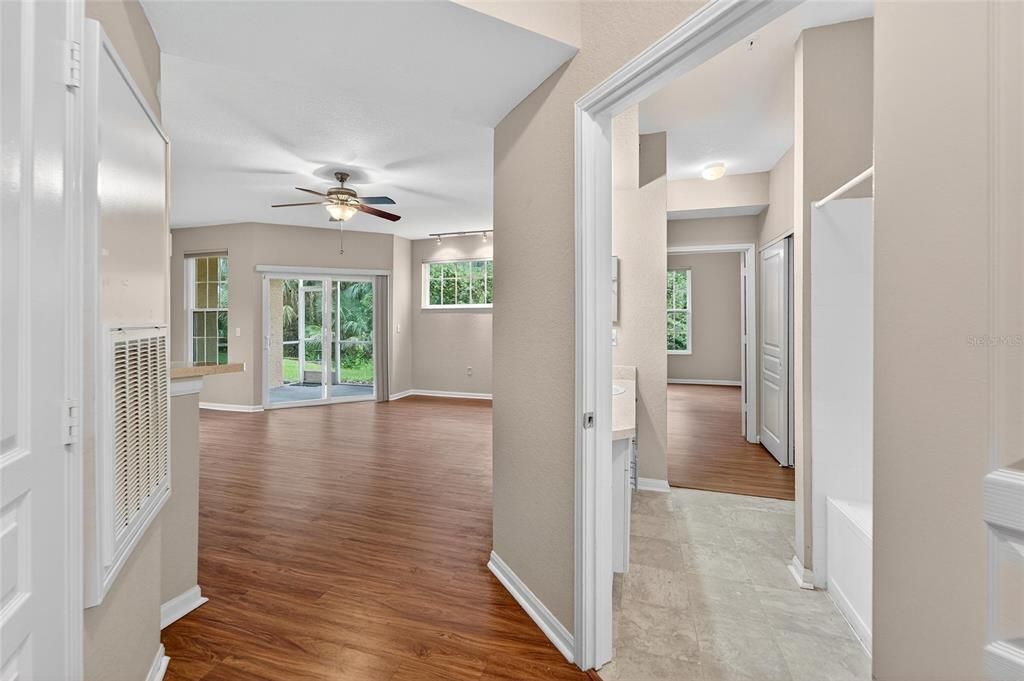 Active With Contract: $199,900 (2 beds, 2 baths, 1117 Square Feet)