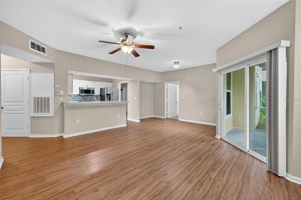 Active With Contract: $199,900 (2 beds, 2 baths, 1117 Square Feet)