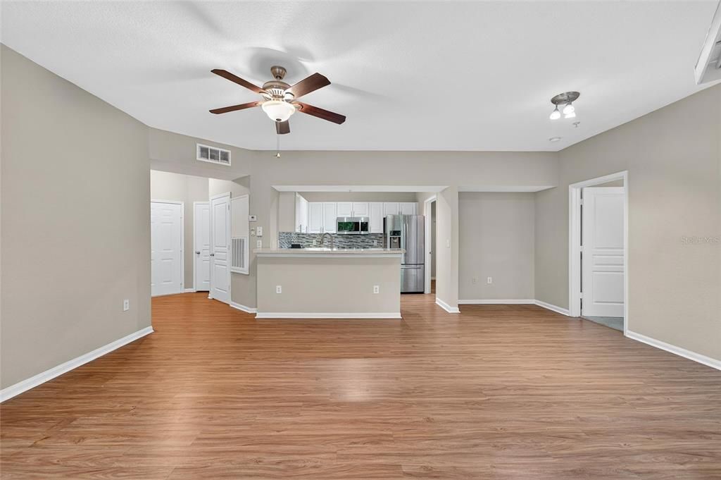 Active With Contract: $199,900 (2 beds, 2 baths, 1117 Square Feet)