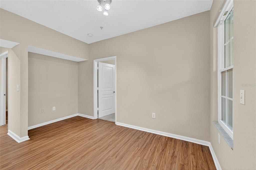 Active With Contract: $199,900 (2 beds, 2 baths, 1117 Square Feet)