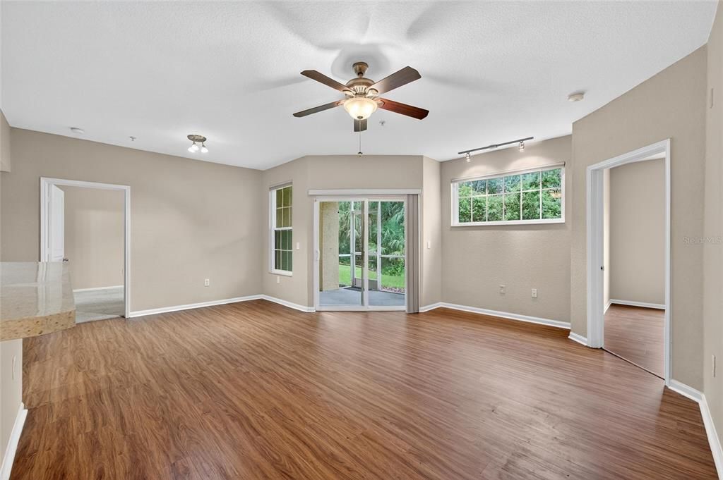 Active With Contract: $199,900 (2 beds, 2 baths, 1117 Square Feet)