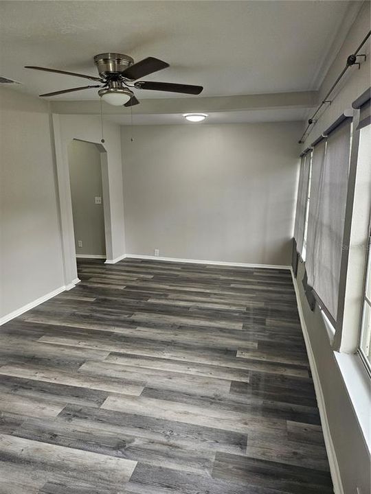 合同活跃: $295,000 (4 贝兹, 2 浴室, 1425 平方英尺)