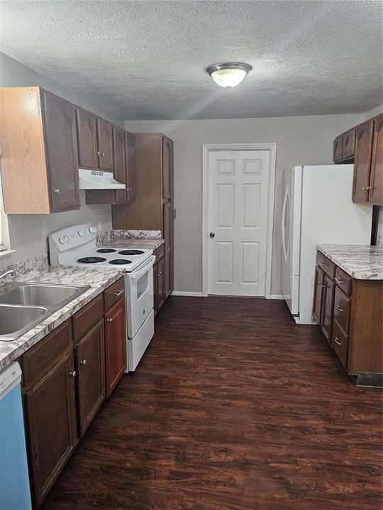 合同活跃: $295,000 (4 贝兹, 2 浴室, 1425 平方英尺)