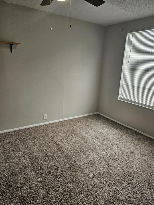 合同活跃: $295,000 (4 贝兹, 2 浴室, 1425 平方英尺)